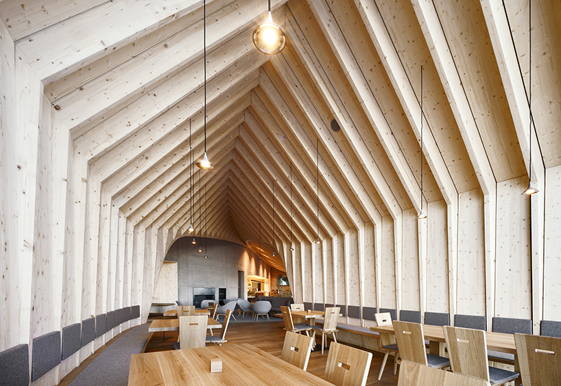 阿爾卑斯山上的山小屋餐廳-鉛筆匯