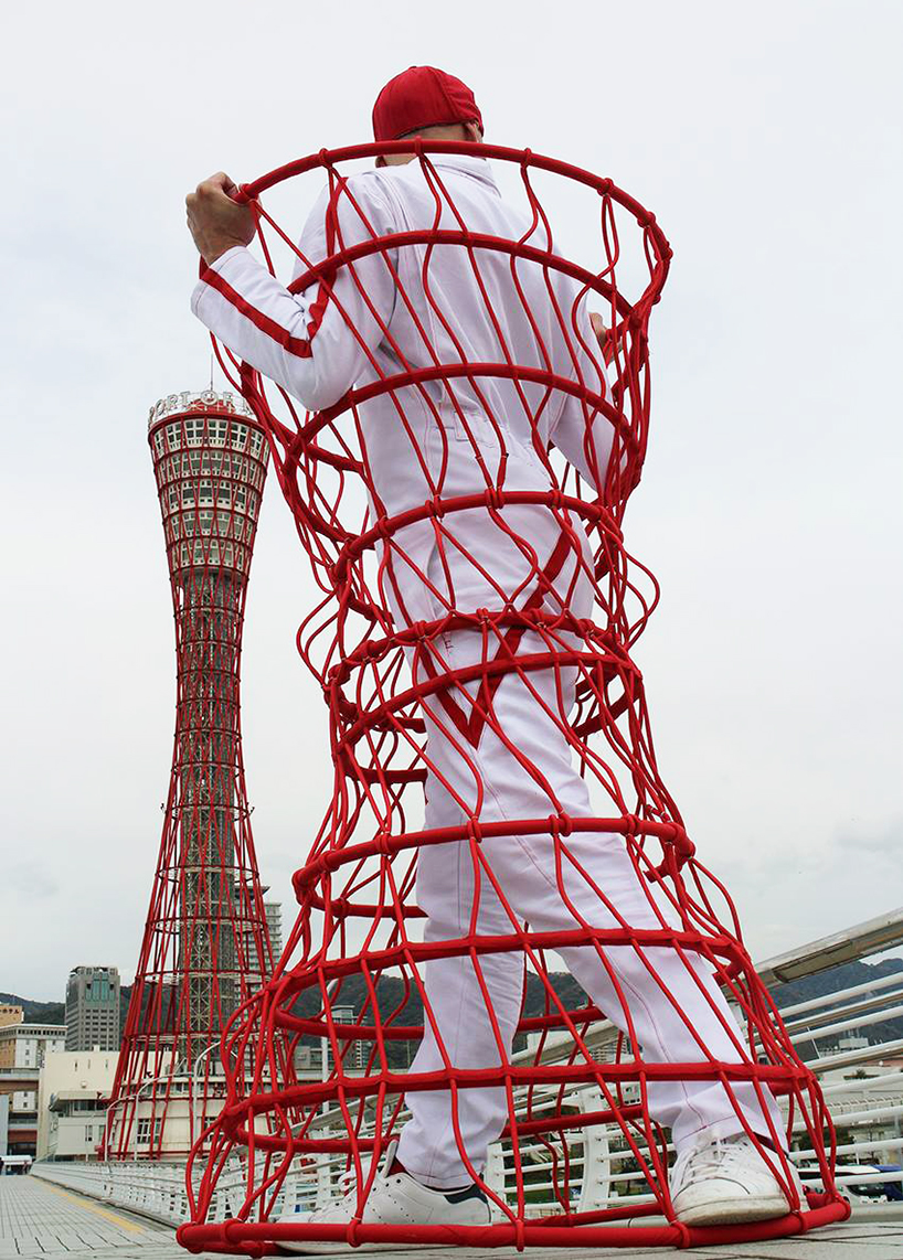 仿照知名建筑來制作服裝的法國藝術(shù)家